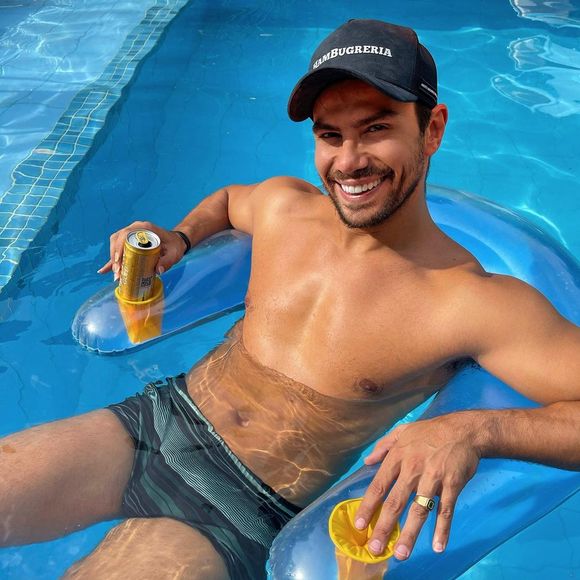 Mariano, da dupla com Munhoz, foi alvo de elogios após postar foto de sunga na web