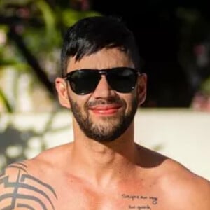 Gusttavo Lima mostrou corpo sarado e 'volume' em foto de sunga