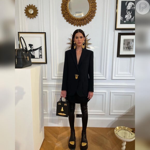 Look polêmico! Bruna Marquezine usou peças da poderosa grife Schiaparelli, em Paris, mas dividiu opiniões entre os fãs