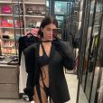 Kylie Jenner não escapou das críticas ao exibir na web o lookinho fashionista escolhido para um evento