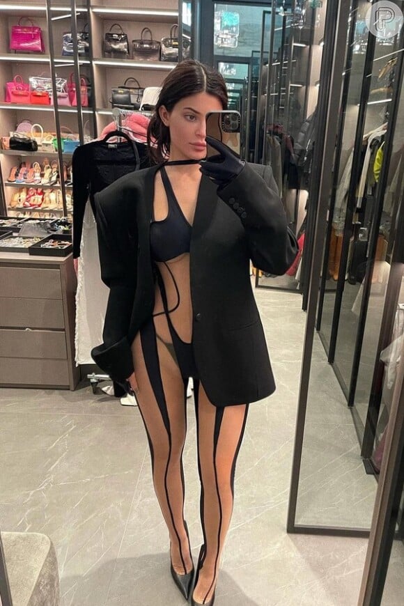 Kylie Jenner não escapou das críticas ao exibir na web o lookinho fashionista escolhido para um evento