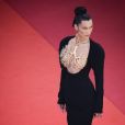  Bella Hadid chamou a atenção em julho ao exibir o colo no Festival de Cannes. Os seios da modelo foram cobertos com um maxicolar sobre o vestido Schiaparelli 