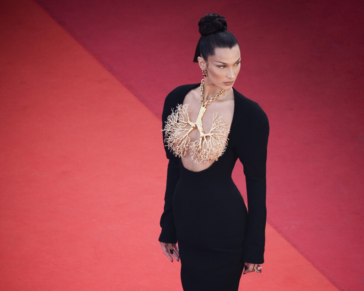 Foto: Bella Hadid chamou a atenção em julho ao exibir o colo no Festival de  Cannes. Os seios da modelo foram cobertos com um maxicolar sobre o vestido  Schiaparelli - Purepeople