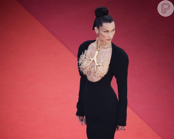 Bella Hadid chamou a atenção em julho ao exibir o colo no Festival de Cannes. Os seios da modelo foram cobertos com um maxicolar sobre o vestido Schiaparelli