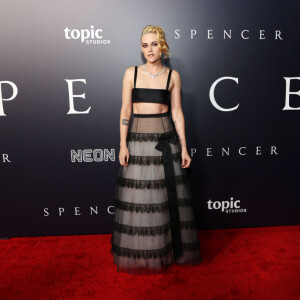 Kristen Stewart chamou atenção no tapete vermelho em um look Chanel de duas peças 