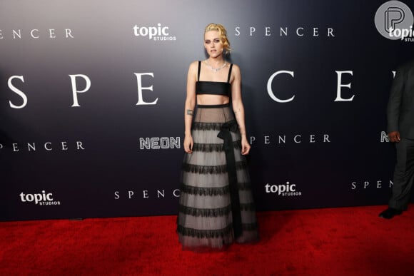 Kristen Stewart chamou atenção no tapete vermelho em um look Chanel de duas peças 