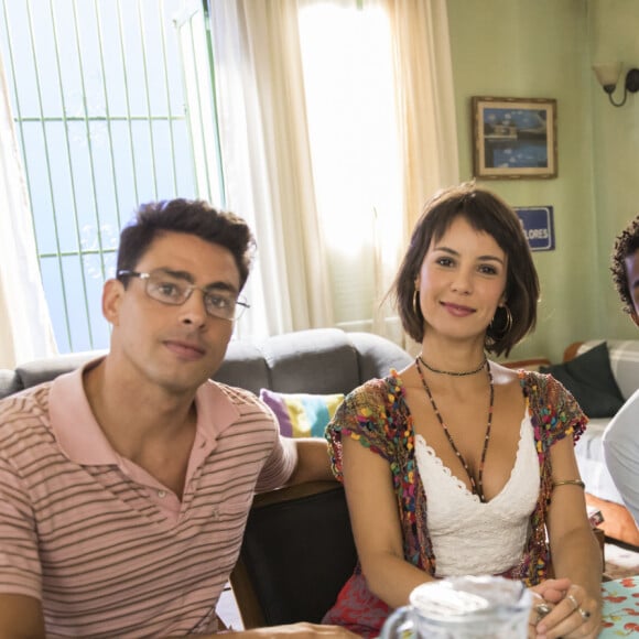 Novela 'Um Lugar ao Sol': Christian (Cauã Reymond) é amigo de Ravi (Juan Paiva) e namorado de Lara (Andreia Horta)