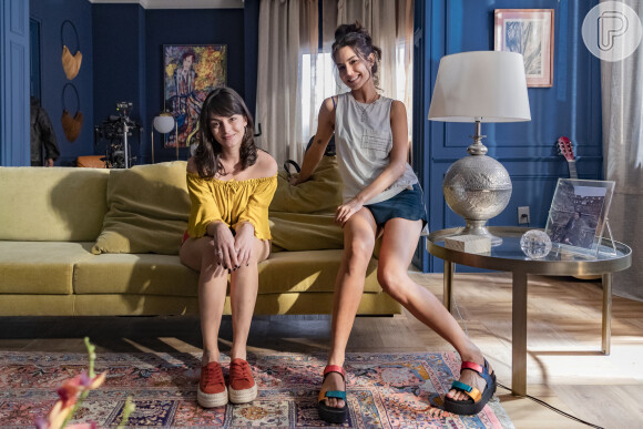 Novela 'Um Lugar ao Sol': Bela (Bruna Martins) e Cecília (Fernanda Marques), filha de Rebeca (Andrea Beltrão), são amigas