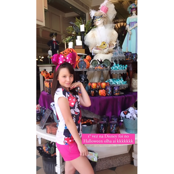 Na primeira viagem de Larissa Manoela à Disney, atriz curtiu Halloween nos parques