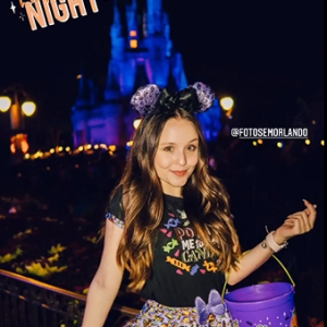 Larissa Manoela curtiu com amigas na Disney o Halloween de 2019 e mostrou aos seguidores os doces que recebia ao andar nos parques