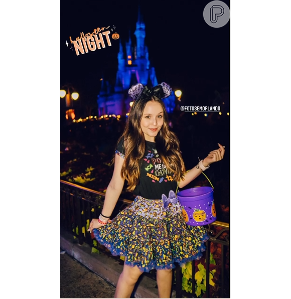 Larissa Manoela curtiu com amigas na Disney o Halloween de 2019 e mostrou aos seguidores os doces que recebia ao andar nos parques