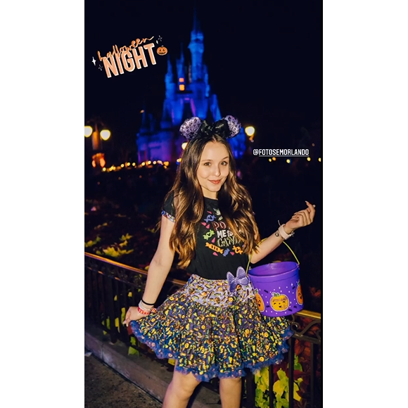 Larissa Manoela curtiu com amigas na Disney o Halloween de 2019 e mostrou aos seguidores os doces que recebia ao andar nos parques