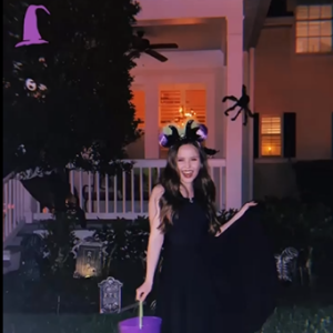 Larissa Manoela lembrou de suas idas para a Disney de Orlando no Halloween, ao postar fantasias que usou nos últimos anos