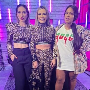 Deolane Bezerra, com look Dolce & Gabbana, posa com Virgínia Fonseca e Camila Loures