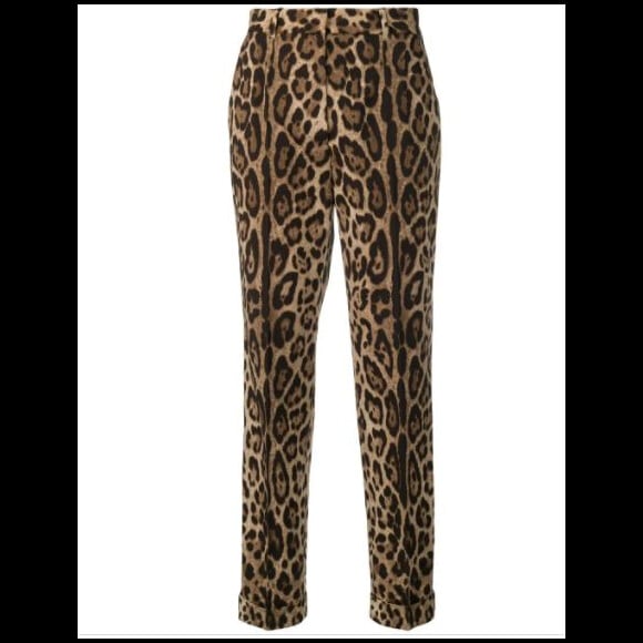 Calça de alfaiataria com estampa de animal print usada por Deolane Bezerra custa um total de R$ 6.100