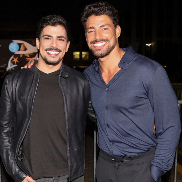 Cauã Reymond e o irmão mais novo, Pável, marcaram presença no evento de lançamento do filme 'A Viagem de Pedro'
