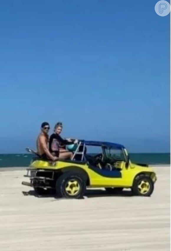 Grazi Massafera e Alexandre Machafer foram flagrados em passeio na praia próxima ao hotel de luxo onde estão hospedados