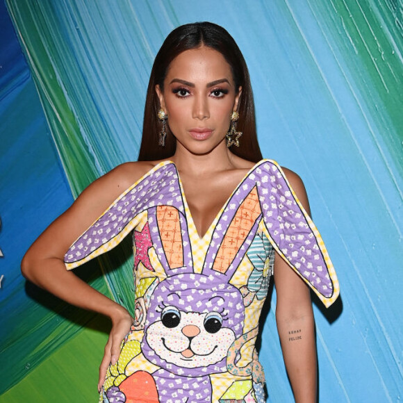 Anitta brilhou no baile de gala da amfAR, que aconteceu em Los Angeles
