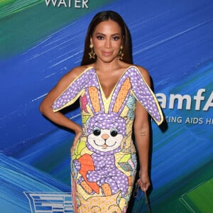 Anitta usou vestido, sandália, bolsa e brincos por Moschino