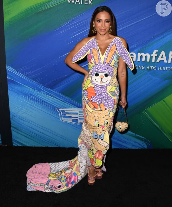 Anitta usou vestido, sandália, bolsa e brincos por Moschino