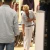 Com Dudu, seu yorkshire, Xuxa passeou por um shopping da Barra da Tijuca, zona oeste do Rio, nesta terça-feira, 12 de março de 2013