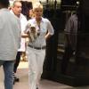 Xuxa carrega Dudu no colo durante o passeio