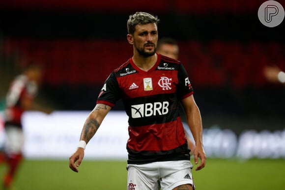 Arrascaeta, jogador do Flamengo, prefere não assumir relação com a influencer Yá Burihan