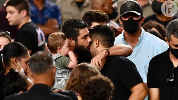 Marília Mendonça ganhou beijo na testa de Henrique, dupla de Juliano, em seu velório em 6 de novembro de 2021. Na foto, os cantores se consolam