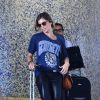 Grazi Massafera escolhe t-shirt despojada para desermbarcar em aeroporto do Rio