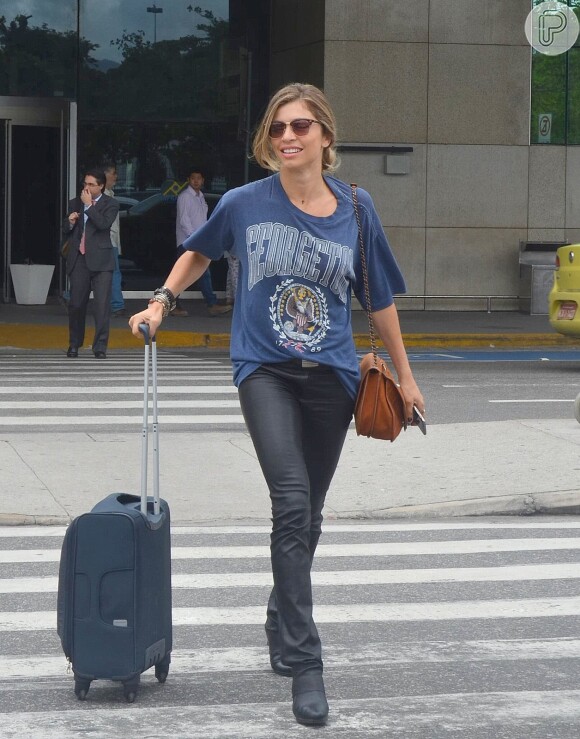 Grazi Massafera desembarca no aeroporto do Rio de Janeiro, em 28 de novembro de 2014