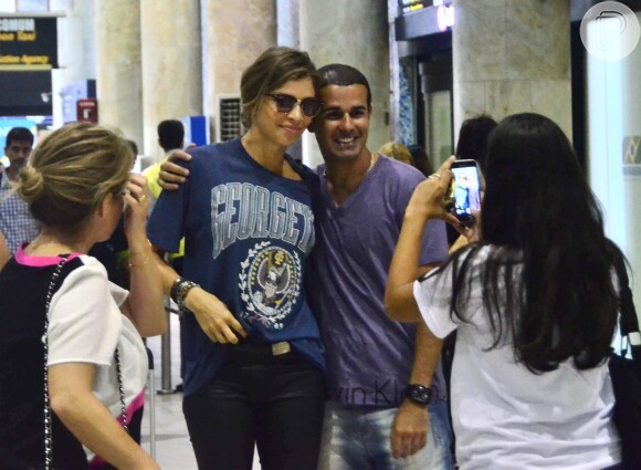 Grazi Massafera tira foto com fãs em aeroporto do Rio de Janeiro