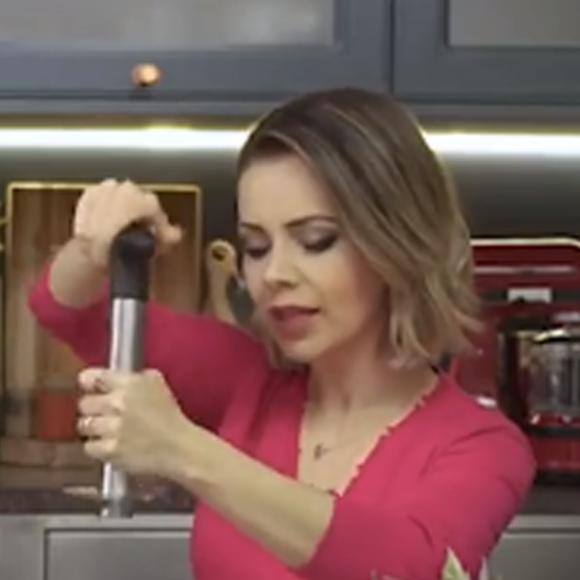 Sandy revelou que se queimou e se cortou durante gravações de programas de culinária