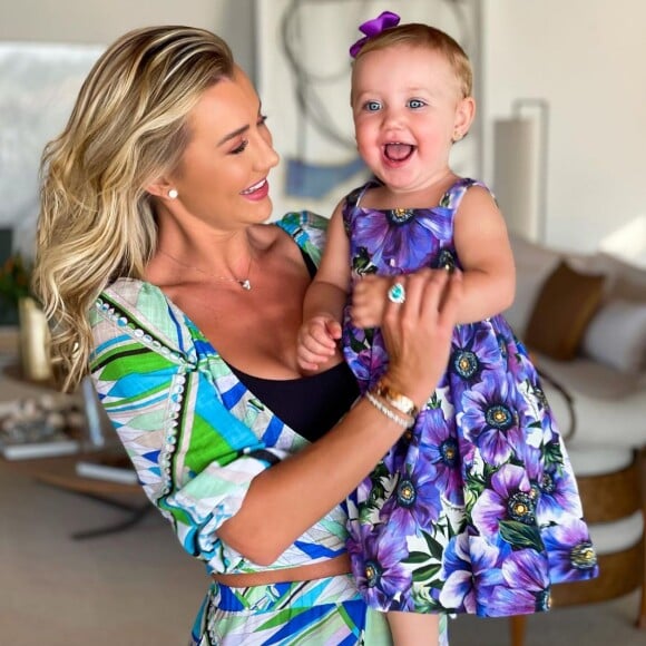 Filha de Ana Paula Siebert sempre passa as noites com a babá