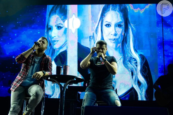 Zé Neto e Cristiano colocaram uma imagem de Marília Mendonça no telão com a foto da cantora