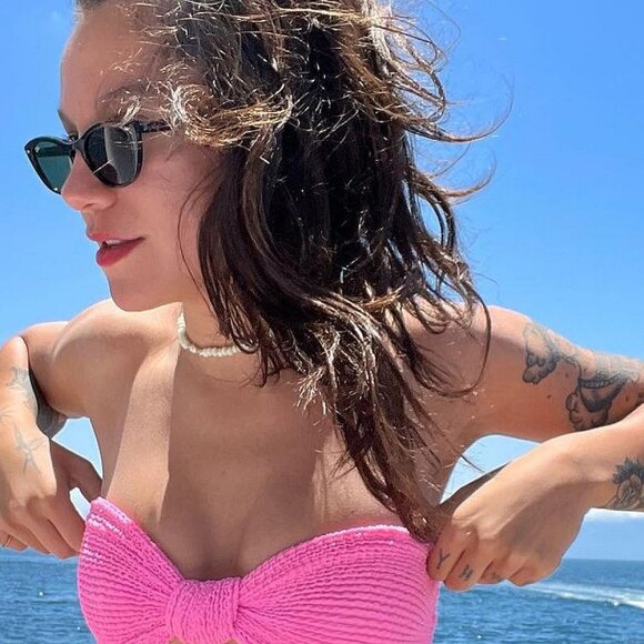 Priscilla Alcântara posou de biquíni e exibiu o corpo tatuado