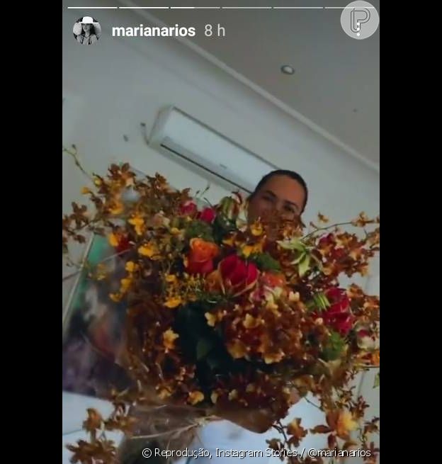 Mariana Rios mostra buquê de flores que recebeu, mas não cita remetente