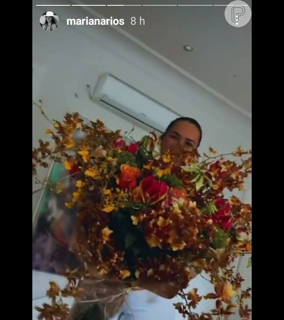 Após ficada com Neymar, Mariana Rios ganha flores, mostra nas redes, mas não menciona remetente