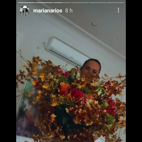 Após ficada com Neymar, Mariana Rios ganha flores, mostra nas redes, mas não menciona remetente