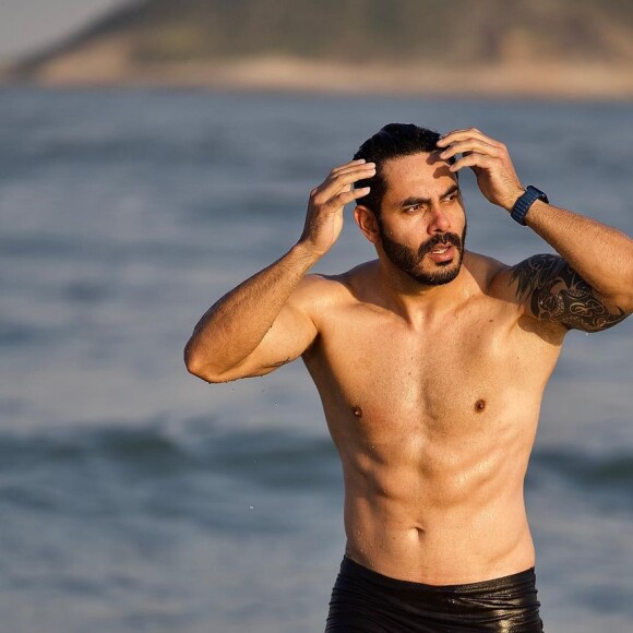 Nude de Rodolffo chama atenção de Gil do Vigor: 'Analisando friamente os detalhes'