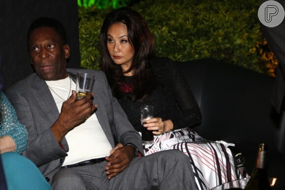 Pelé tem tido a companhia da noiva, Márcia Cibele Aoki, no hospital