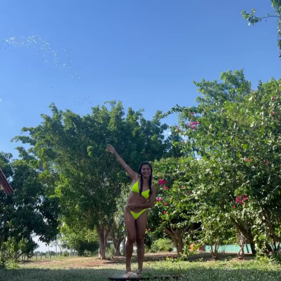 Juliana Paes: biquini amarelo neon chama atenção nas redes sociais