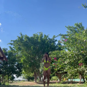 De biquíni, Juliana Paes aparece molhada em rede social