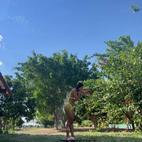 De biquíni, Juliana Paes dá 'voltinha' para delírio dos seguidores