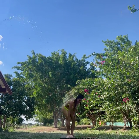 Juliana Paes sempre aparece de biquíni nas redes sociais e chama atenção pelas escolhas fashionistas de moda praia