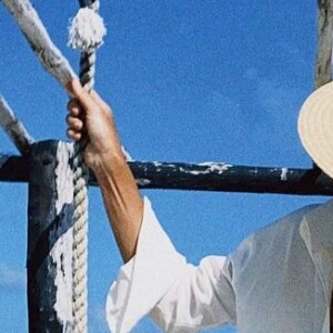 Juliana Paes escolheu biquíni de cintura alta preto recentemente