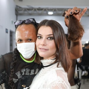 Alinne Moraes teve o cabelo cortado por Max Weber nos bastidores de desfile da Torinno no SPFW