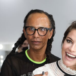 Transformação de visual de Alinne Moraes: a atriz ficou animada com o cabelo novo, mais curto e moderno