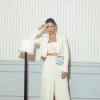 Andressa Suita escolheu look sofisticado em branco com bolsa Chanel