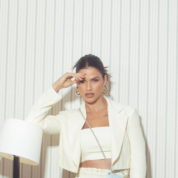 Andressa Suita escolheu look sofisticado em branco com bolsa Chanel