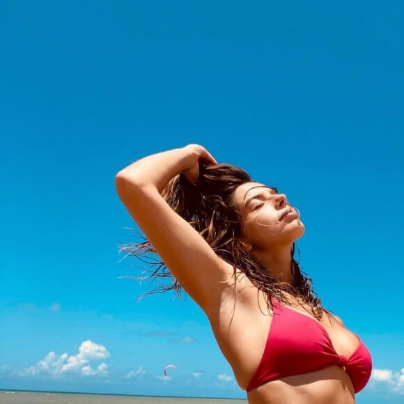 De biquíni rosa, Giovanna Lancellotti exibiu a barriga trincada